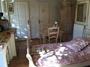 Double Room, Non Smoking | Living area - La Maisonnette de Cabanis Chambre d'Hôte (Anduze)