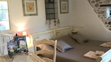 Double Room, Non Smoking | 1 bedroom, free cots/infant beds, free WiFi, bed sheets