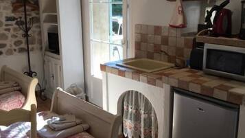 Kamar Double, Bebas Asap Rokok | Dapur kecil pribadi | Microwave, oven, kompor, dan mesin pencuci piring