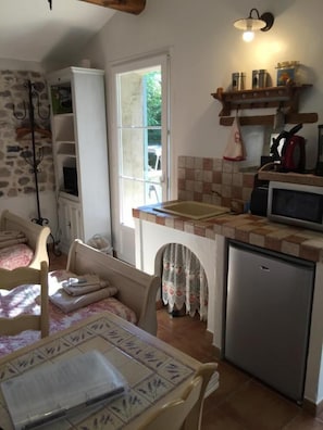Double Room, Non Smoking | Private kitchenette | Microwave, oven, stovetop, dishwasher