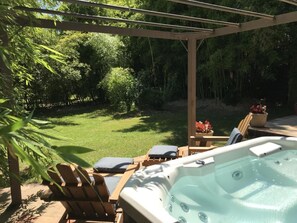 Outdoor spa tub - La Maisonnette de Cabanis Chambre d'Hôte (Anduze)