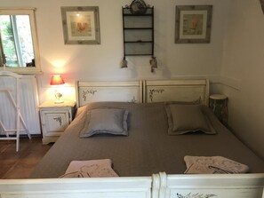 Double Room, Non Smoking | 1 bedroom, free cribs/infant beds, free WiFi, bed sheets