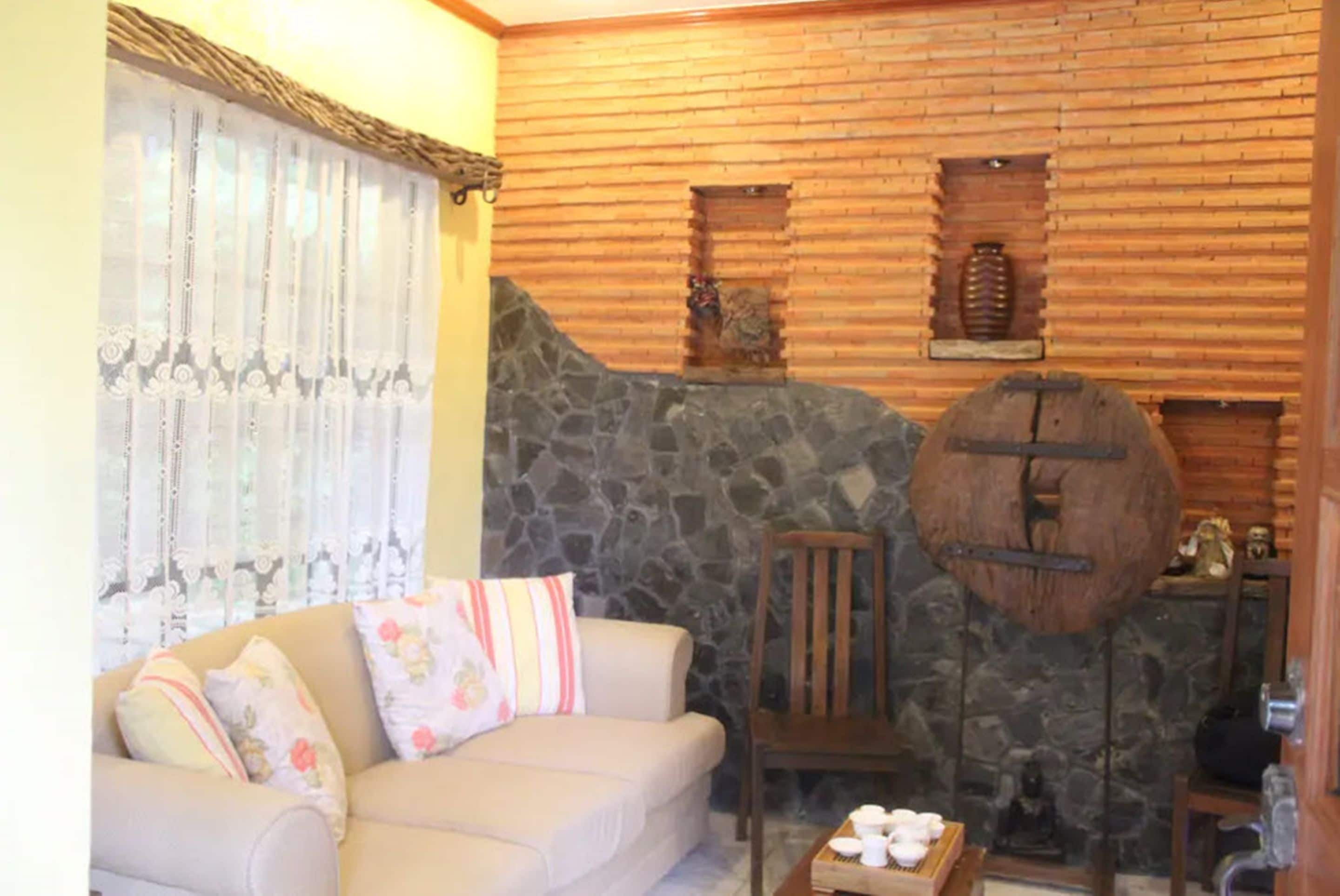 House, 3 Bedrooms | Living room | Flat-screen TV