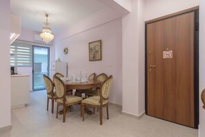 Appartamento, 3 camere da letto | Pasti in camera