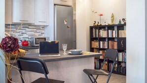 Departamento, 1 habitación | Área de sala de estar | Televisión de pantalla plana 