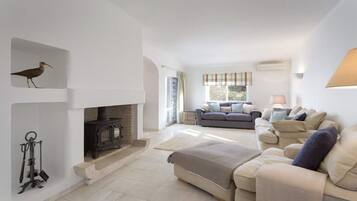 Smart TV, DVD player, livros, videoteca