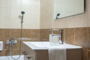 Appartement | Salle de bain | Douche, articles de toilette (gratuits), séchoir à cheveux, peignoirs