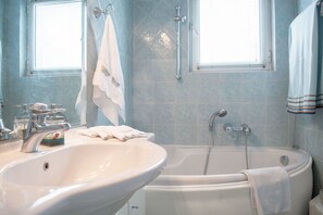Apartment | Bathroom | Shower, free toiletries, hair dryer, bathrobes - Luxurious apt in the Athenian Riviera (Alimos)