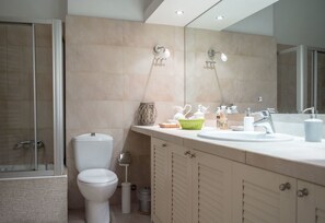 Apartment, 3 Schlafzimmer | Badezimmer | Dusche, kostenlose Toilettenartikel, Haartrockner, Bademäntel