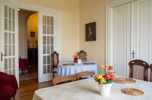 Appartement, 3 chambres | Restauration dans la chambre