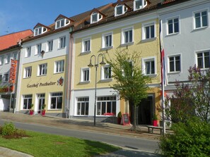 A row of buildings with a restaurant named "Gasthof Posthalter" on the ground floor. - Hotel Gasthof Posthalter (Zwiesel)