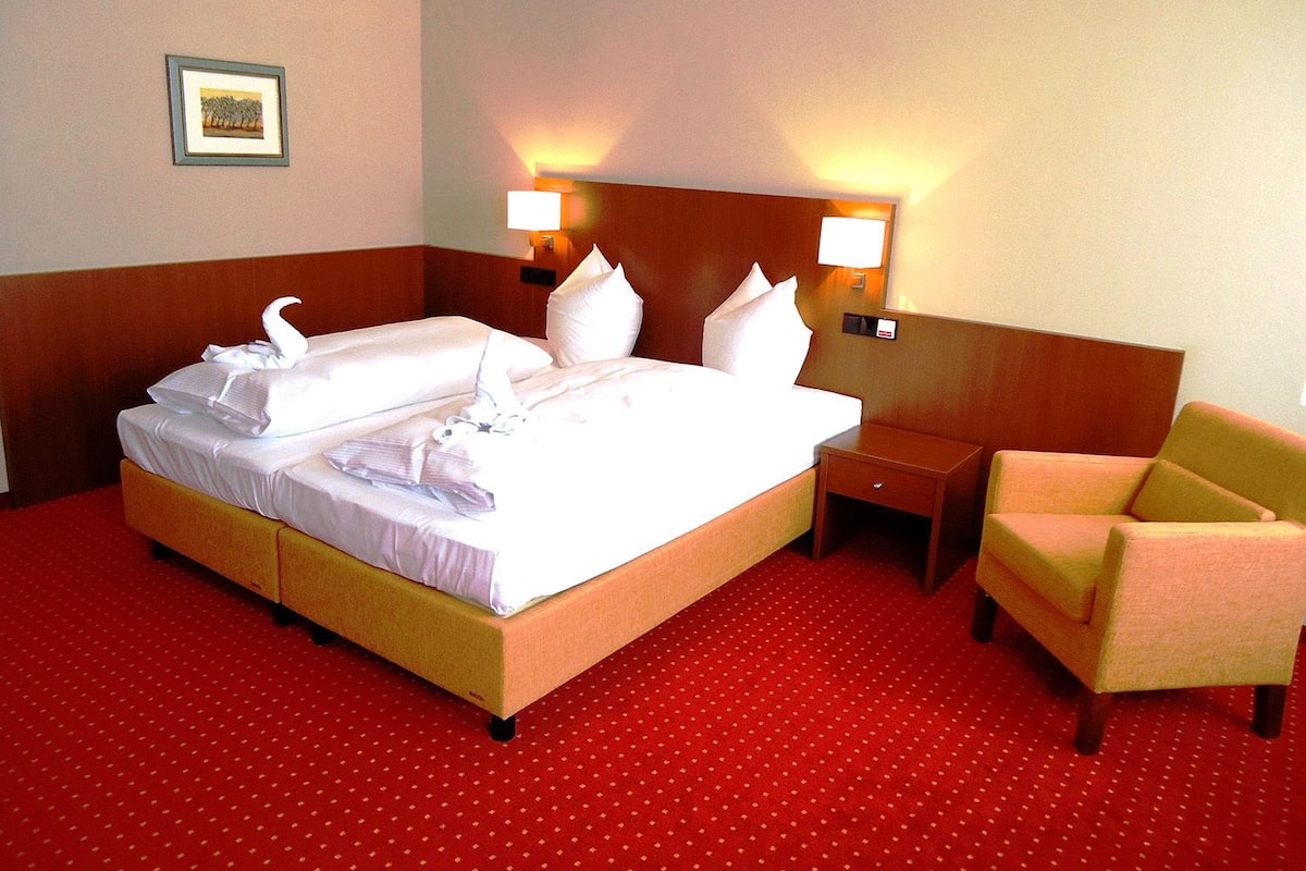Double Room, Accessible | Down comforters, in-room safe, desk, blackout drapes