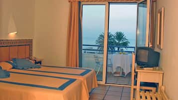 Habitación Doble Superior con terraza y vistas al mar | Cortinas opacas, wifi gratis, ropa de cama