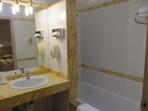 Haartrockner, Bidet, Handtücher