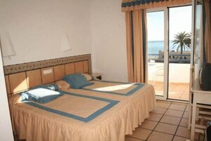 Cortinas opacas, wifi gratis, ropa de cama