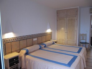 Cortinas opacas, wifi gratis, ropa de cama