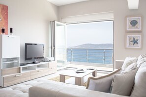 Departamento, 2 habitaciones, vista al mar | Área de sala de estar | Televisión de pantalla plana