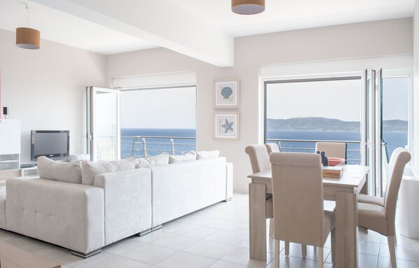 Departamento, 2 habitaciones, vista al mar | Área de sala de estar | Televisión de pantalla plana