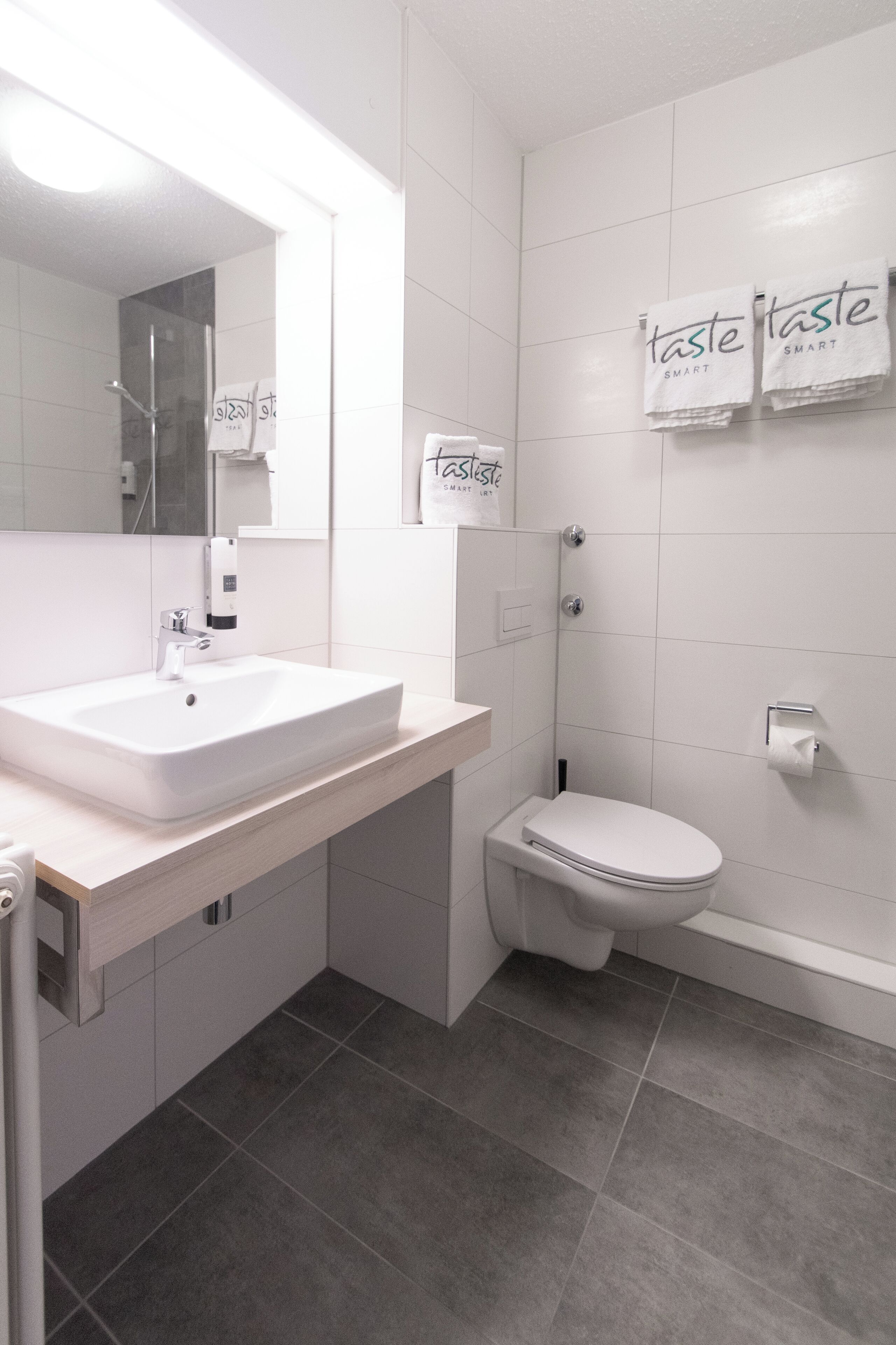 standard double room | bathroom | shower, towels