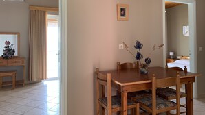 Leilighet, 2 soverom, sjøutsikt | Oppholdsområde