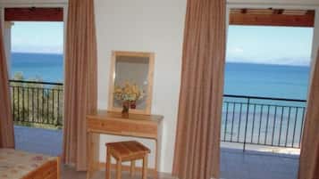 Apartament, 2 dormitoris, vistes al mar | Planxa i posts de planxar, wifi gratuïta i roba de llit
