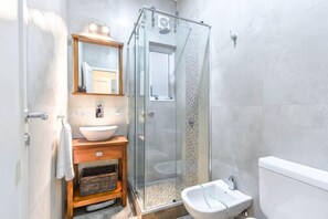 Departamento, 2 habitaciones, baño privado | Baño | Regadera, secadora de cabello, toallas, jabón 