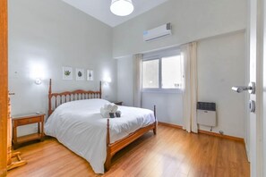 Tabla de planchar con plancha, wifi gratis y ropa de cama