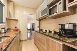 Refrigerador, microondas, cafetera/tetera, utensilios de cocina
