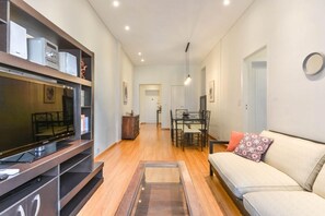 Departamento, 2 habitaciones, baño privado | Sala de estar | Televisión LED de 32 pulgadas con canales por cable y televisión 