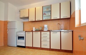 Classic Apartment, 2 Bedrooms, Terrace, Courtyard Area | Private kitchen