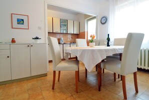 Classic Apartment, 2 Bedrooms, Terrace, Courtyard Area | Makan dalam bilik