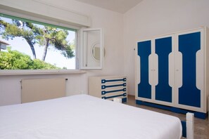 A bedroom with a bed, a window, a radiator, and a wardrobe. - N130 - Numana, two-room apartment with sea view at 200mt from the beach (Numana)