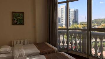 Ropa de cama de alta calidad, escritorio y cortinas blackout