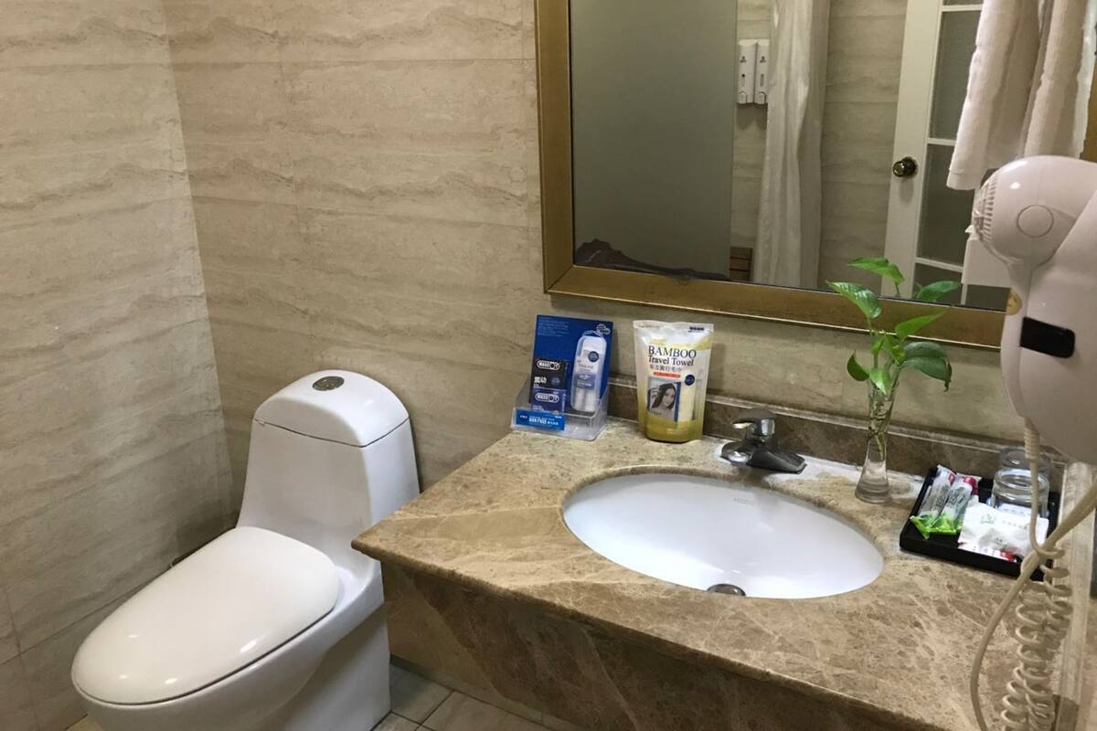 business double room | bathroom | shower, rainfall showerhead, free toiletries, hair dryer