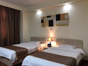 Ropa de cama de alta calidad, escritorio y cortinas blackout