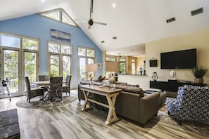 House | Living area | Flat-screen TV, fireplace, books - Sea Lane 29 (Hilton Head Island)