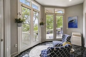House | Living area | Flat-screen TV, fireplace, books - Sea Lane 29 (Hilton Head Island)