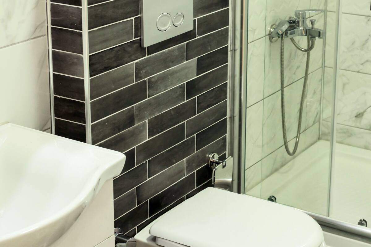 Comfort Apartment, 1 King Bed, Courtyard View | Bathroom | Towels