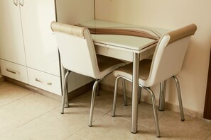 Appartement Confort, 1 très grand lit, vue cour intérieure | Détail de l’intérieur