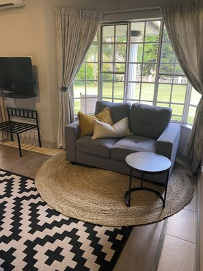 1 bedroom, Egyptian cotton sheets, premium bedding, down comforters - The Leslie - Bed & Breakfast (Blantyre)