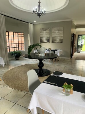 Breakfast, lunch, dinner served; local and international cuisine  - The Leslie - Bed & Breakfast (Blantyre)