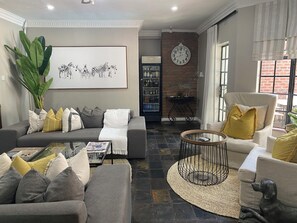 TV LED 32-inch có truyền hình vệ tinh, TV 