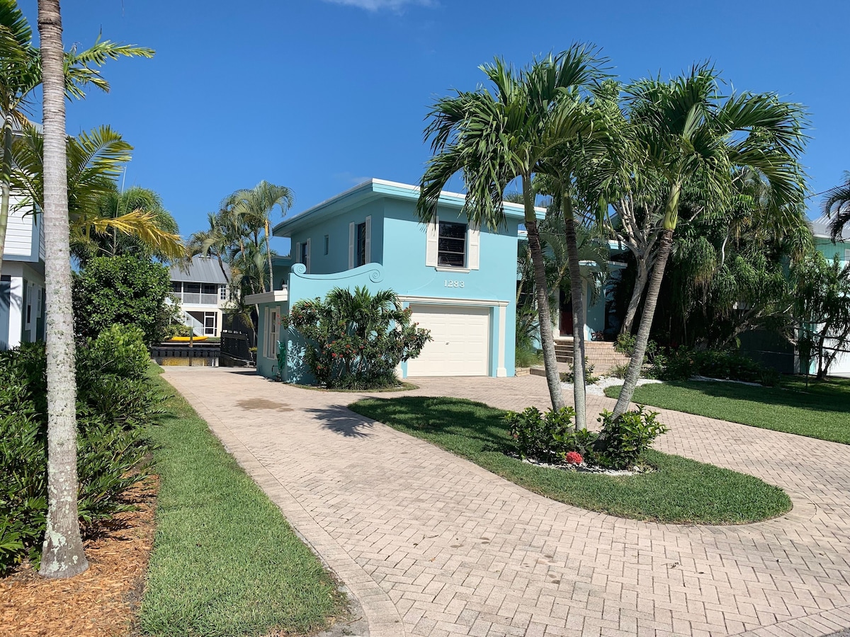 Adorable canal front cottage close to beach with boat ramp, dock & heated pool.