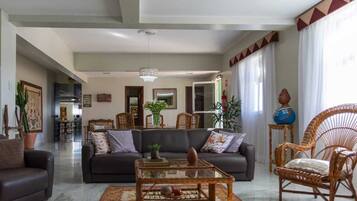 32-inch LED TV with cable channels, TV