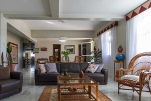 32-英寸LED 电视 （配备有线频道）、电视