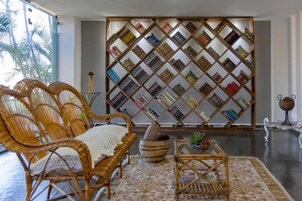 32-英寸LED 电视 （配备有线频道）、电视