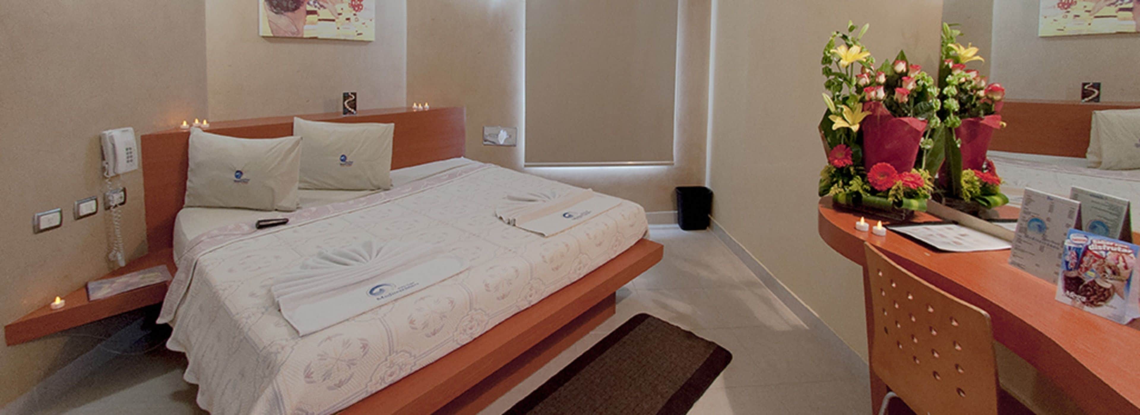 Habitación empresarial, 1 cama King size | Minibar, tabla de planchar con plancha, wifi gratis y ropa de cama 