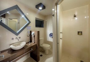 Ducha, artículos de tocador gratuitos, secador de pelo, toallas