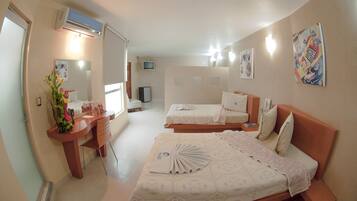 Habitación triple estándar, varias camas | Minibar, tabla de planchar con plancha, wifi gratis y ropa de cama