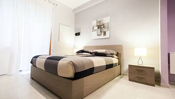 Camera doppia, bagno condiviso | Una cassaforte in camera, tende oscuranti, ferro/asse da stiro